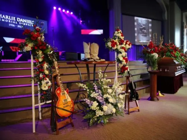 COUNTRY AND SOUTHERN ROCK GREAT CHARLIE DANIELS LAID TO REST