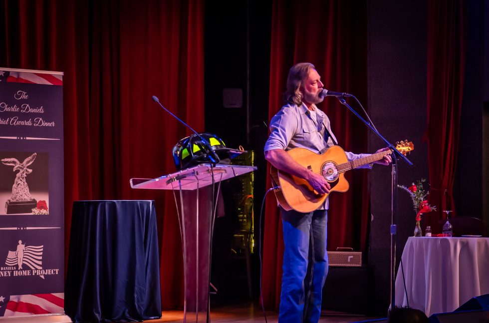 Darryl Worley Performs Live